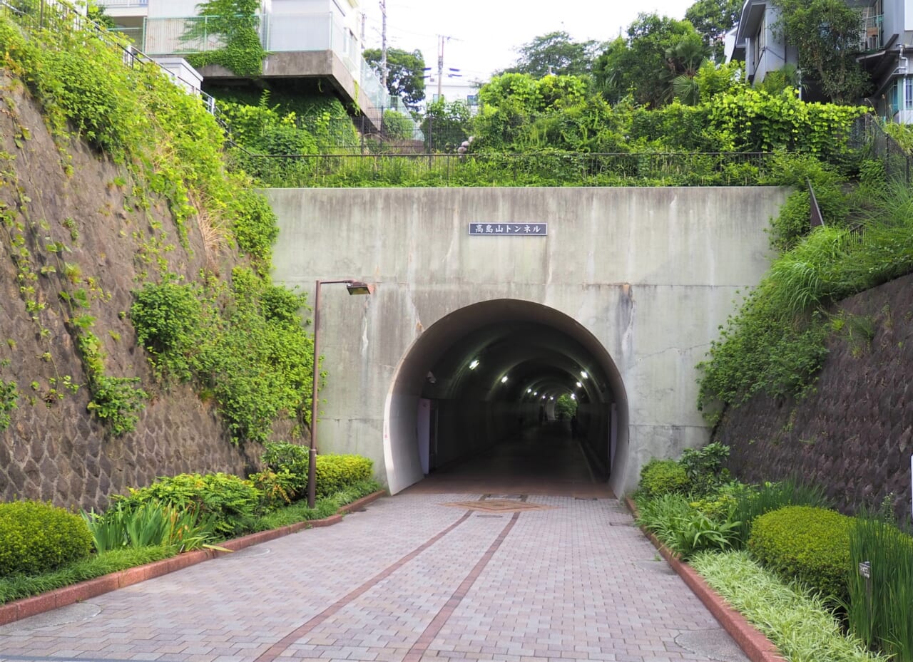 高島山トンネル、反町駅近く