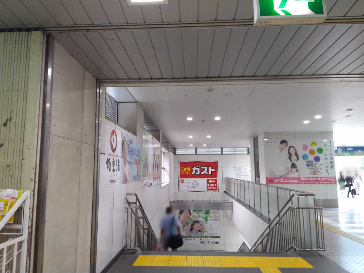 東戸塚駅東口方面への階段