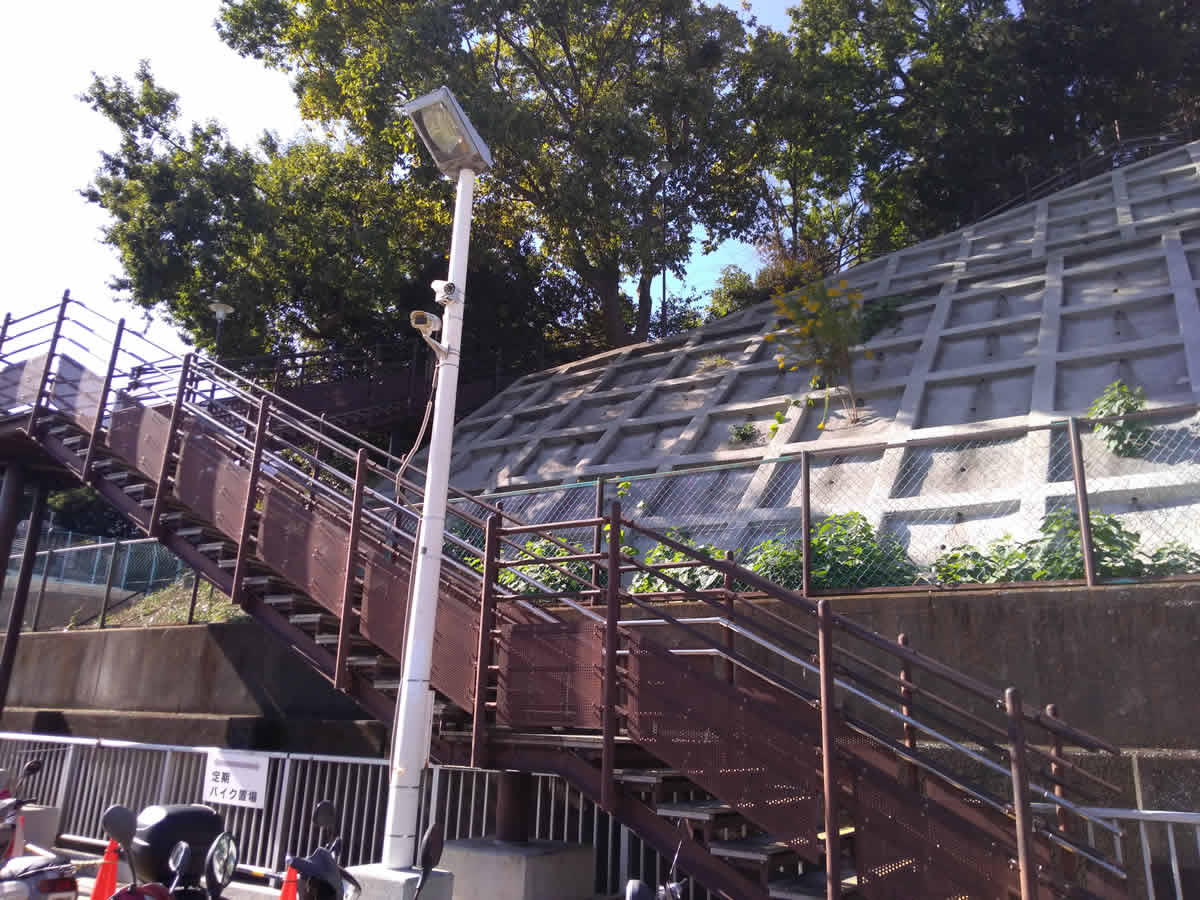 弘明寺公園へつながる階段