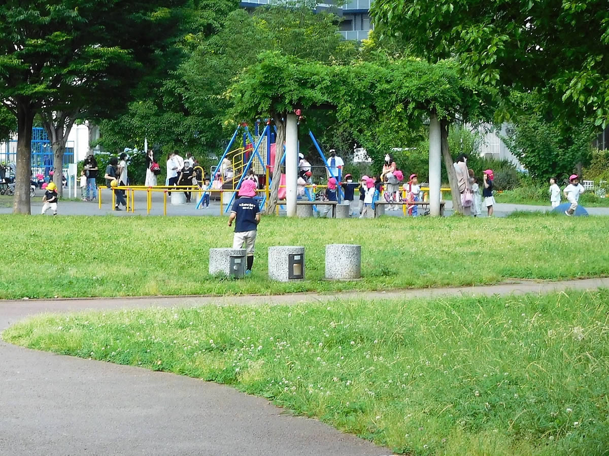 公園で遊ぶ保育園児