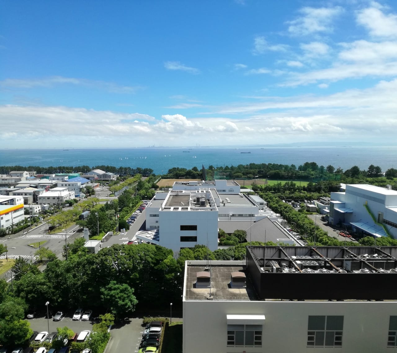 横浜金沢区福浦の工業地帯の海