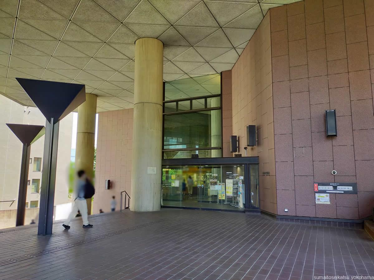 横浜市中央図書館　入口