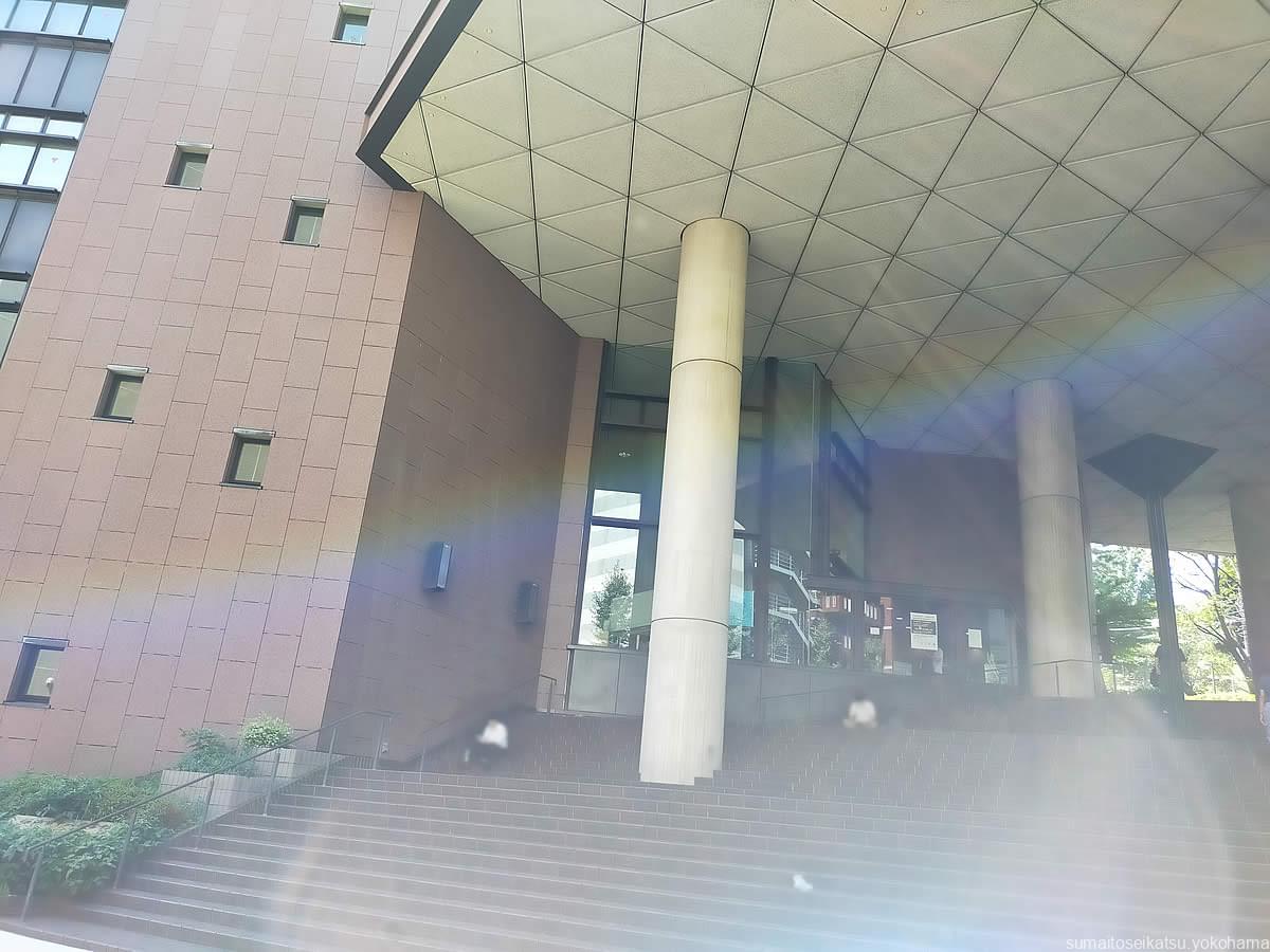 横浜市中央図書館　階段