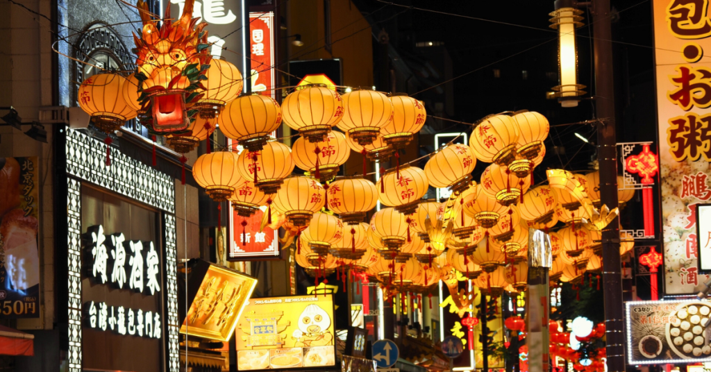 横浜中華街が赤い光で彩られる特別な夜、幻想的なイルミネーションを体験しよう