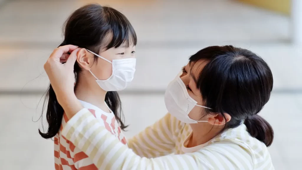 マスクをつける親子イメージ写真