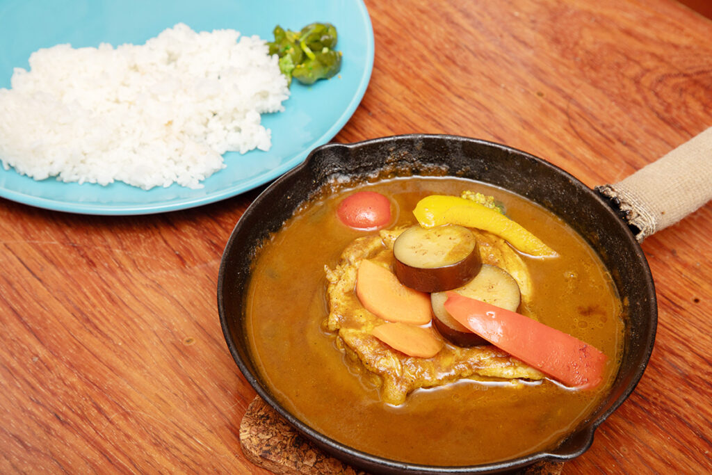お昼はスパイスカレー